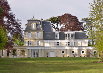 Exterior del Château la Chenevière detrás