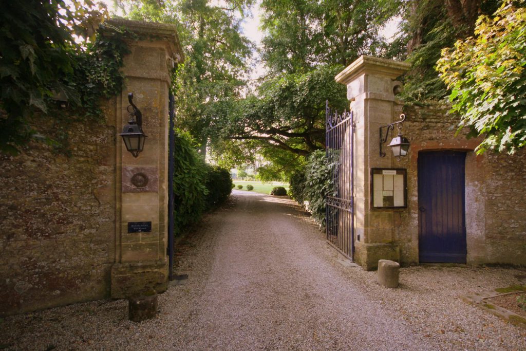 Puerta de entrada y portón del Château la Chenevière