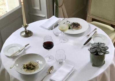 Mesa en el restaurante Le Botaniste en Château la Chenevière