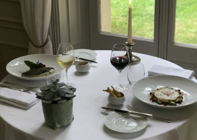 Servicio de mesa en el restaurante Botaniste de La Chenevière