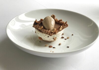Postre botánico de avellanas en el Château la Chenevière