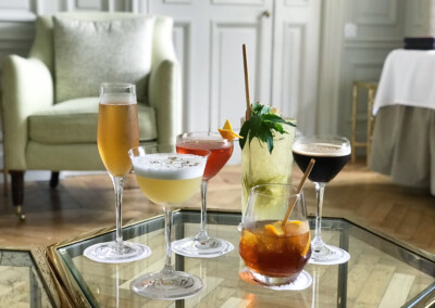 Cócteles en el bar del restaurante Botaniste en Château la Chenevière
