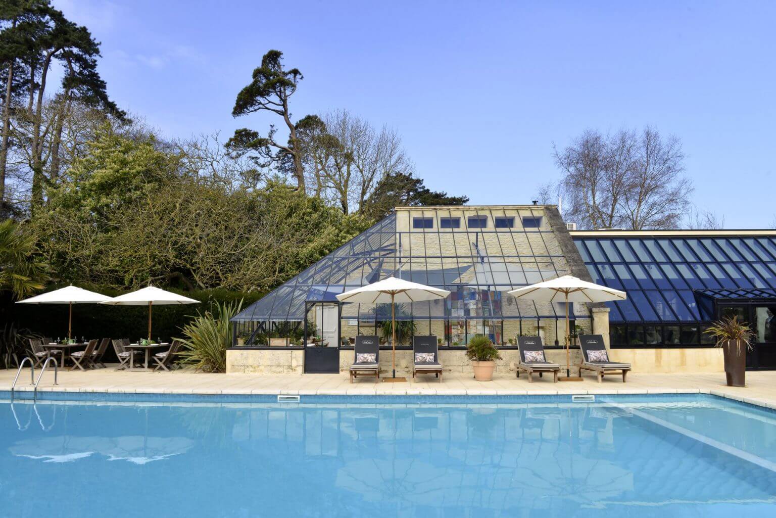 Coin piscine de l'hôtel La Chenevière